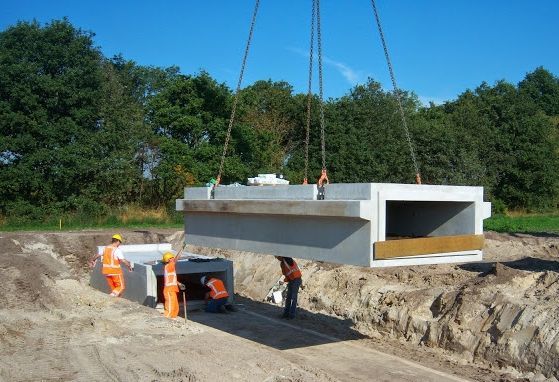 Montage van betonnen duiker Tilburg