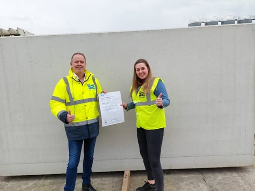 Bas Anneveldt (Businessunit Directeur Romein) en Sierra Jansen (Stagiair QHSE) met het nieuwe certificaat.